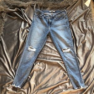 I’m selling a pair of Levis Jeans!